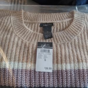 A woman sweater brand damn I